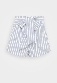 Pantaloni corti in lino a righe blu chiaro e bianche, con un ampio fiocco in vita e un design avvolgente, caratterizzati da una texture liscia.