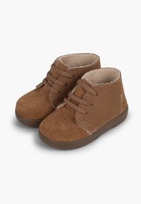 Botas de ante marrón hasta el tobillo con diseño de cordones, acabado texturizado, forro interior suave y suelas de goma duraderas.