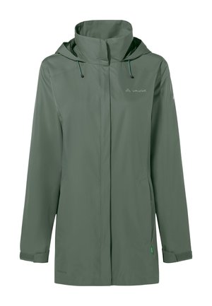 Giacca impermeabile verde con cappuccio, zip frontale e due tasche laterali. Presenta cordini regolabili e un discreto logo del marchio sul petto.