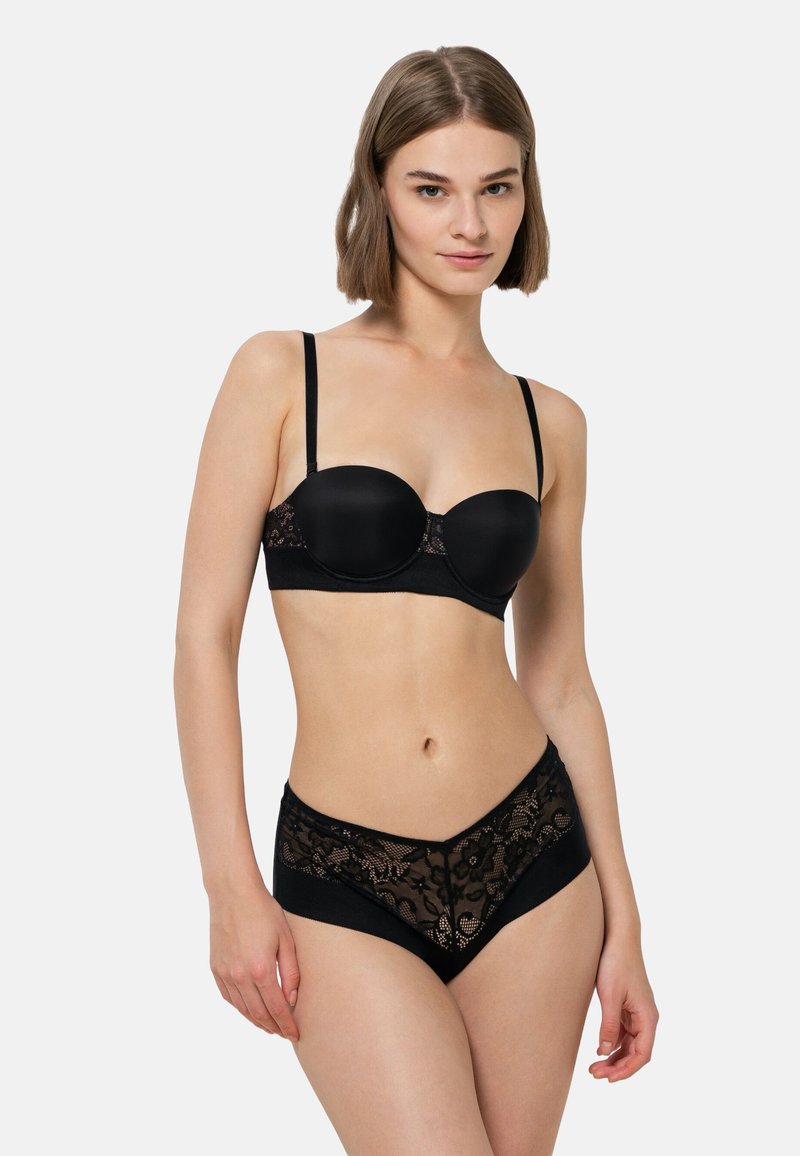 Svart underklädeset bestående av en slät bandeau-bh med spetsdetaljer och matchande högmidjade trosor med blommönstrad spets.