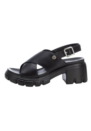 Sandal nera sintetica con design a strap incrociato, punta aperta, fibbia regolabile e tacco chunky strutturato. Finitura liscia con dettagli in accento argento.