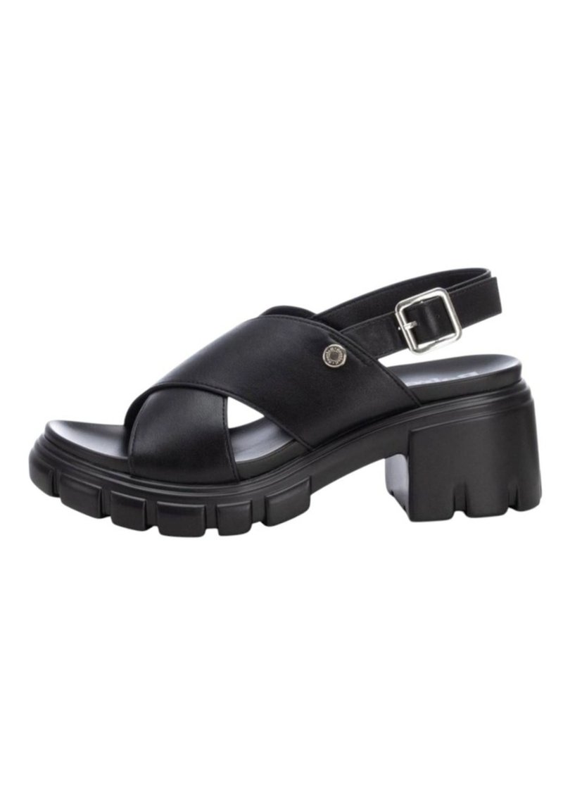 Sandal nera sintetica con design a strap incrociato, punta aperta, fibbia regolabile e tacco chunky strutturato. Finitura liscia con dettagli in accento argento.