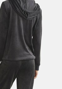 Donkergrijze, gestructureerde stoffen hoodie met een gerimpelde capuchon en opgerolde mouwen. Gladde afwerking, casual ontwerp en een relaxte pasvorm.