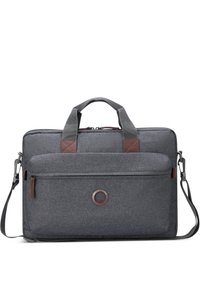 Bolsa de laptop de tela gris con forma rectangular, dos asas, correa ajustable, acentos marrones y un bolsillo frontal con cremallera que presenta un logotipo circular.
