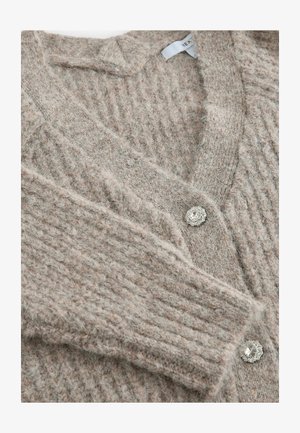 Cardigan bej deschis dintr-un material tricotat texturat, având un decolteu adânc în V și un nasture rotund decorativ cu un design floral.