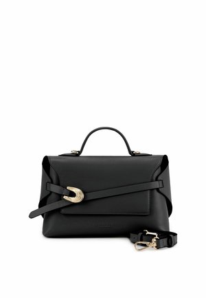 Borsa a mano in pelle nera con manico superiore, dettaglio fibbia dorata sulla patta e tracolla staccabile con fibbia dorata.