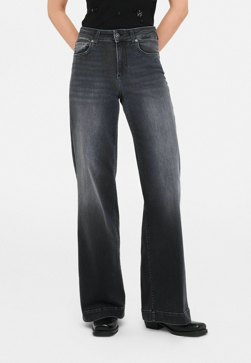 Wijde, donkergrijze denim jeans met een hoge tailleband, frontzakken en een subtiele vervaging. De stiksels zijn zichtbaar langs de naden en zoom.