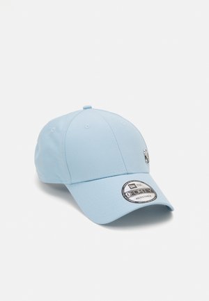 Lichtblauwe baseballpet gemaakt van een katoenmix, met een gebogen rand, verstelbare strap en een logo aan de voorkant. Glad textuur, eenvoudig ontwerp.