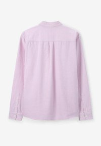 Langarm overhemd met verticale roze en witte strepen, van achteren weergegeven met knoopmanchetten en een kraag.