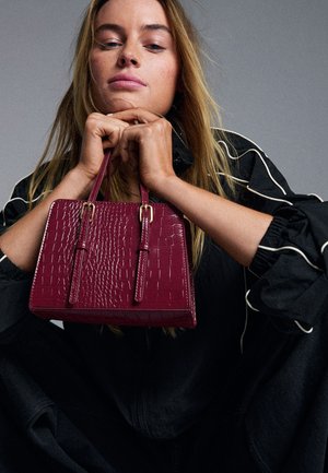 Bershka, TEXTURED WITH BUCKLES - MINAUDIÈRE - Handtasche - dark red
