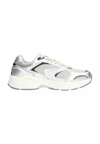 Witte sportschoenen met een bovenwerk van mesh, metallic zilveren accenten, zwarte details en een gevoerde buitenzool. Voorzien van een vetersluiting.