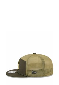 Olivgrüner Baseballhut mit Netzrücken, flachem Schirm, gesticktem Logo an der Seite und kontrastierenden Stoffdetails.