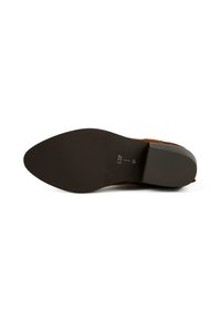 Suola di scarpa in suede marrone con grip in gomma nera testurizzata, misura 37, punta affilata e tacco a blocco visibili su sfondo bianco.