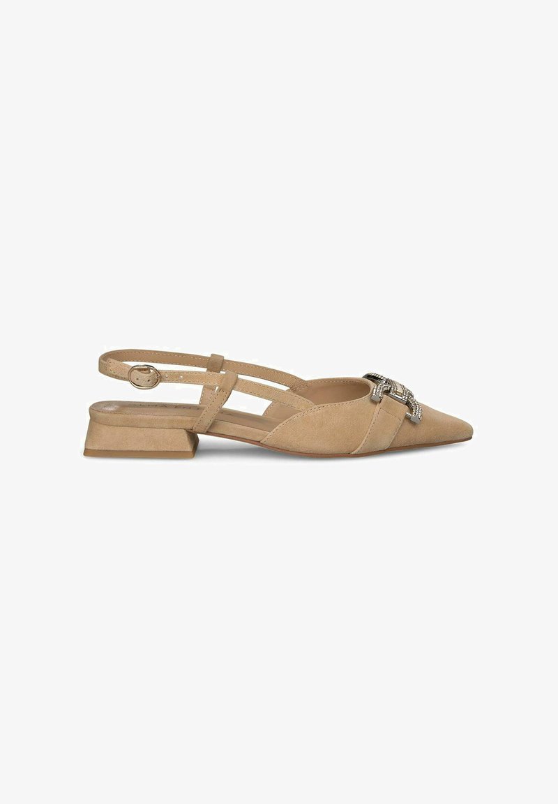 Beige Wildleder Slingback-Schuh mit spitzem Fuß, niedrigem Blockabsatz und dekorativem Riemenakzent mit Metallverzierungen.