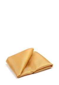 Gouden stoffen zakje met een gladde, iets glanzende textuur, dubbelgevouwen. Het materiaal heeft een subtiele golvende patroon.