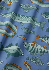 Stoff mit bunten Fischen und Aal-Mustern in verschiedenen Grüntönen, Blau- und Orangetönen auf einem hellblauen Hintergrund, mit unterschiedlichen Größen und Details.