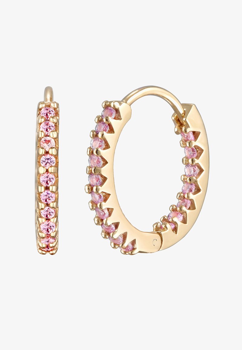 Goldene Creolen-Ohrringe mit rosafarbenen Edelsteinen an einer Seite, mit einem strukturierten Design und einem sicheren Verschluss.