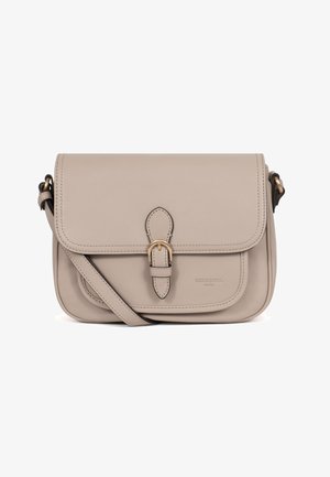 Borsa a tracolla in pelle beige con patta frontale, chiusura con fibbia, tracolla regolabile e discreto nome del marchio impresso sulla tasca anteriore.