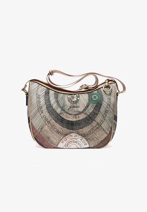 Hobo-Tasche mit einer gemusterten Textiloberfläche, die kunstvolle kreisförmige Designs in sanften Farben zeigt, ergänzt durch einen glatten, tanfarbenen Ledergriff und -verzierungen.