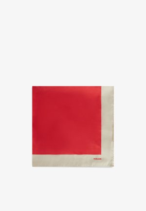 Foulard di seta con un grande quadrato rosso centrato su uno sfondo crema, con la parola "MIRIADE" in rosso nell'angolo in basso a destra.