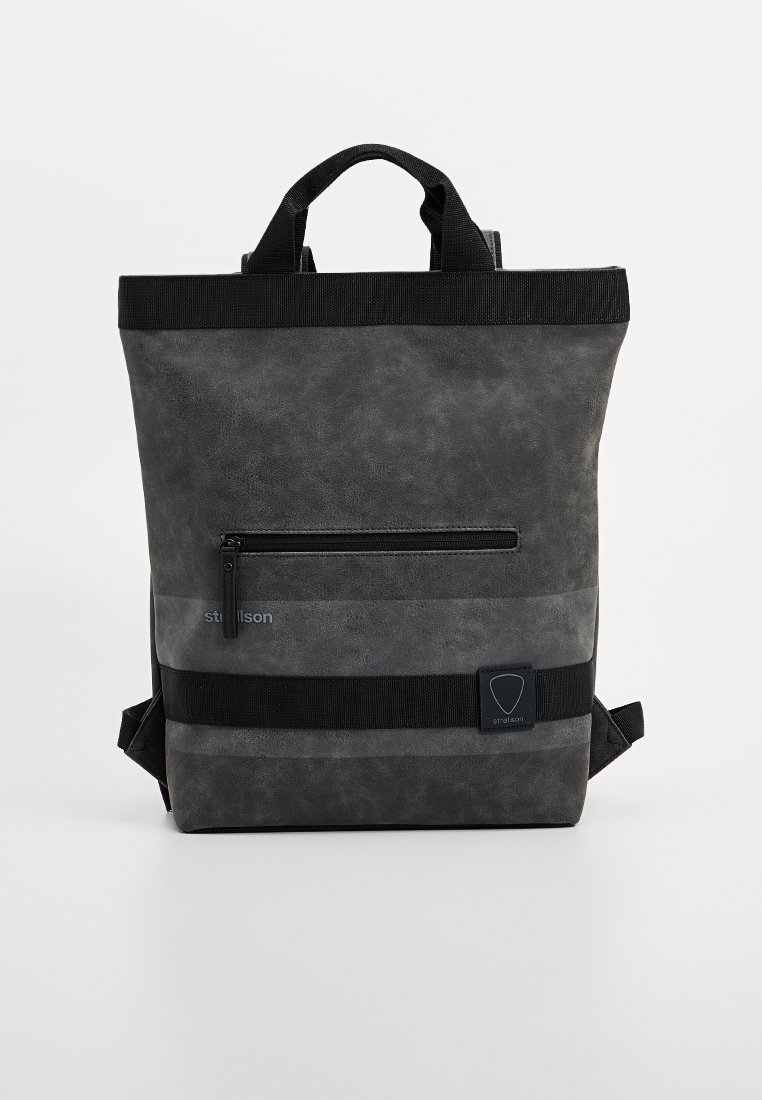 Zaino sintetico grigio con tasca anteriore con zip, spallacci regolabili e finitura texturizzata. Presenta accenti scuri e un patch del logo.