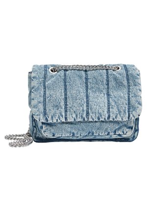 Bolso pequeño de hombro acolchado de mezclilla azul con correa de cadena plateada y cierre de solapa, de forma rectangular.