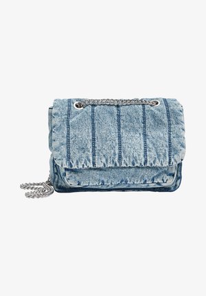 Petit sac à bandoulière matelassé en denim bleu avec bandoulière chaîne argentée et fermeture à rabat, forme rectangulaire.