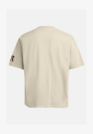 Beige bomulds t-shirt med en afslappet pasform, korte ærmer og rund halsudskæring. Har et mørkt logo på venstre ærme.