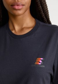 Salomon FURIOUS TEE UNISEX - Trükipildiga T-särk - deep black