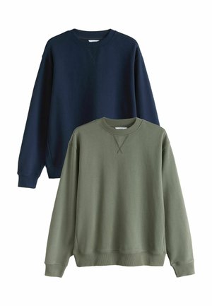 Dwie gładkie bluzy z okrągłym dekoltem, jedna granatowa z tyłu, druga oliwkowa z przodu, wyeksponowane na białym tle.