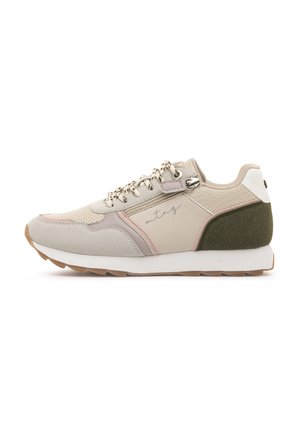 Baskets beige et roses avec fermeture à lacets, fermeture éclair latérale et patch talon vert olive sur semelle blanche, photographiées sur fond blanc.