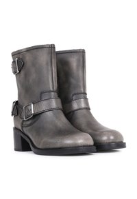 Botines de piel gris metálico hasta el tobillo con un acabado texturizado, que cuentan con dos correas ajustables y un tacón cuadrado. Superficie lisa y diseño duradero.