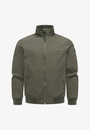 Olivgrüne Reißverschlussjacke mit Stehkragen, zwei vorderen Taschen mit Druckknöpfen, gerippten Bündchen und Saum sowie einem kleinen Logopatch auf der Brust und dem Ärmel.