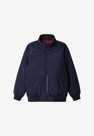 Tmavomodrá bomber bunda vyrobená z hladkej, ľahkej látky. Má predný zips, bočné vrecká a červenú vnútornú podšívku.