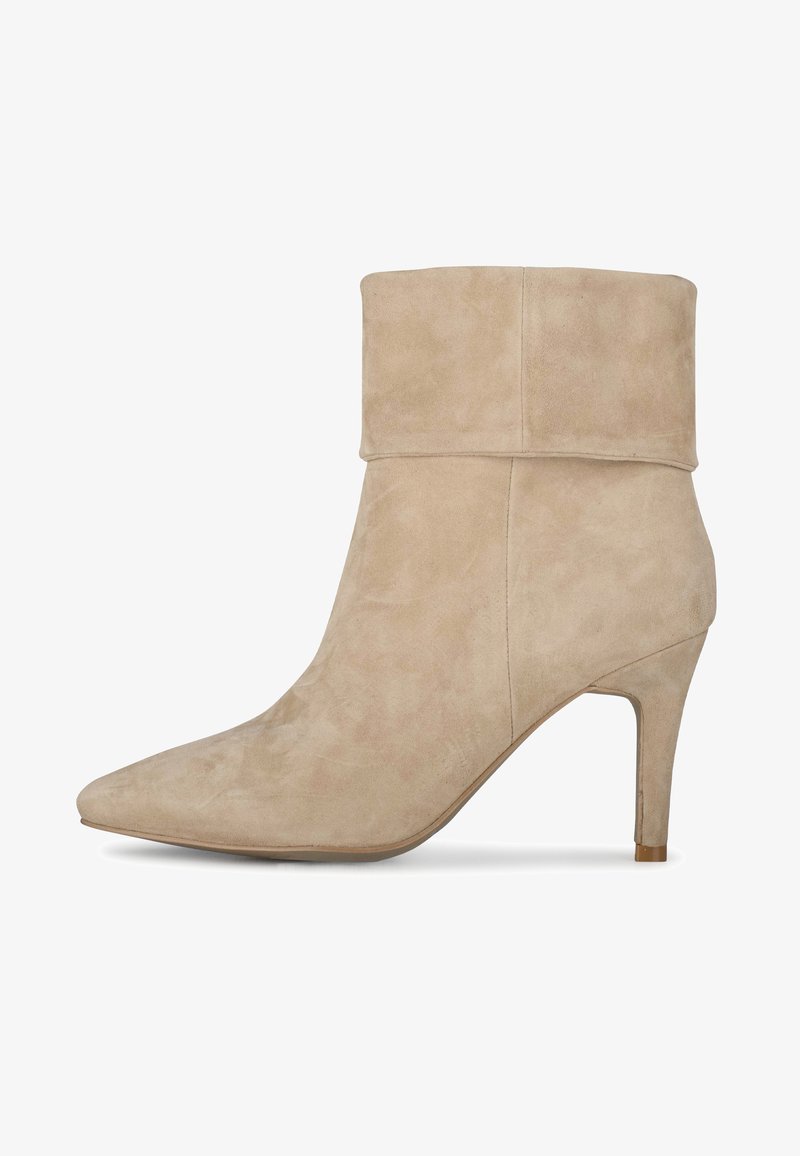 Beige Wildleder-Ankle-Boot mit umgeschlagenem Schaft, spitzer Zehenform und dünnem Absatz. Glatte Textur ohne sichtbare Muster oder Beschläge.
