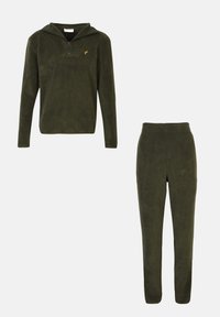 Olivengrøn fleece træningsdragt, der har en zip-up hættetrøje med design i V-form og matchende tapered bukser. Blød tekstur hele vejen igennem.