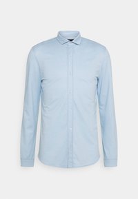 Camicia azzurra a maniche lunghe con colletto, caratterizzata da una texture di tessuto liscia e chiusura a bottoni standard lungo la parte anteriore.