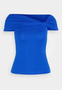 Top azul sin mangas hecho de tela suave. Presenta un detalle de nudo en el escote y una silueta ajustada.