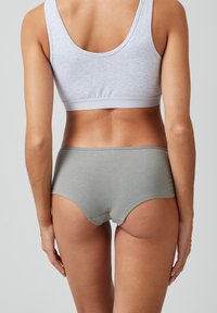 Grijze katoenen onderbroek in bikini-stijl met een naadloos ontwerp, voorzien van een low-rise tailleband en een zachte stoftextuur.
