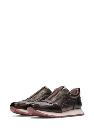 Sneaker slip-on con tomaia in pelle marrone scuro a texture, dettagli metallici verdi e suola in gomma rosa chiaro. Presenta un collare imbottito.