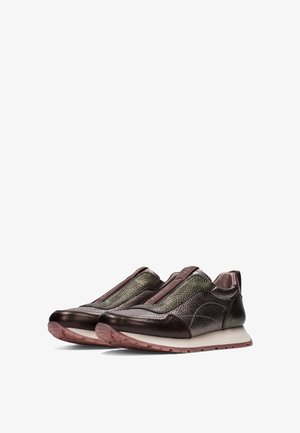 Baskets slip-on avec une tige en cuir marron foncé texturé, des accents métalliques verts et une semelle en caoutchouc rose clair. Présentent un col rembourré.