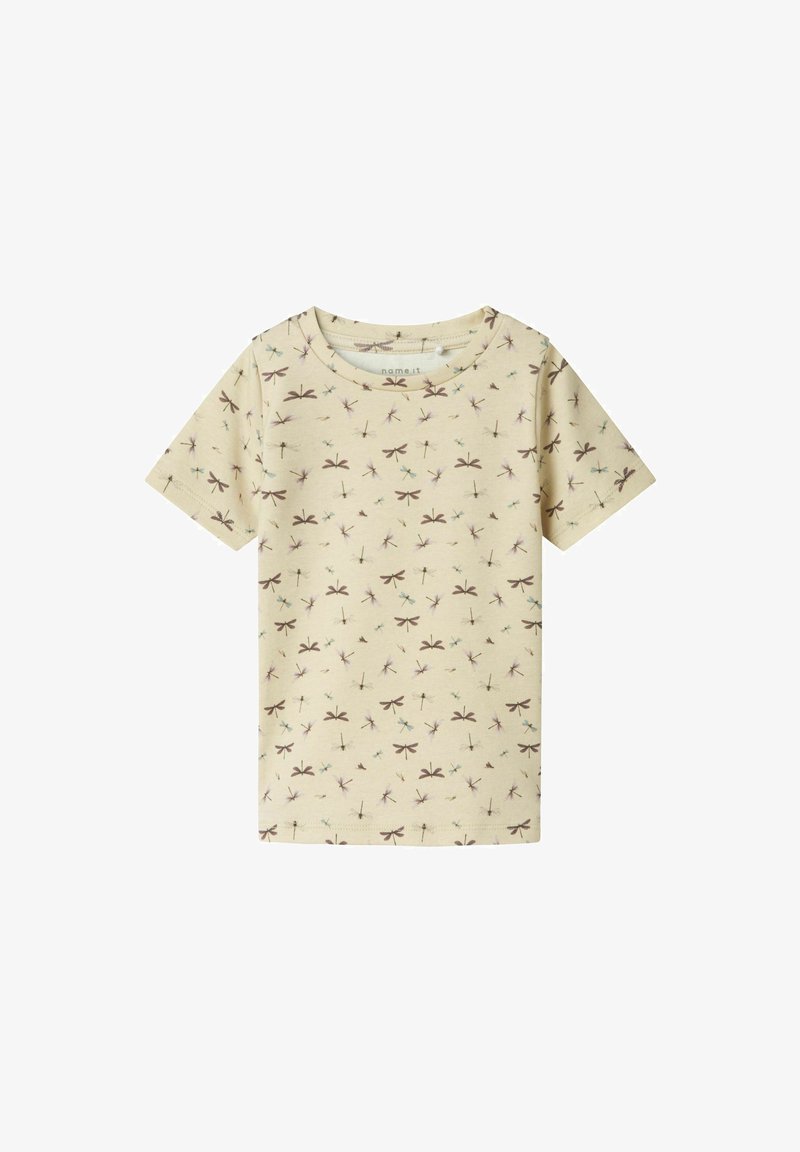 Kortærmet beige T-shirt med et gentaget mønster af guldsmede i brun og lys blå. Blødt stof med rund halsudskæring.
