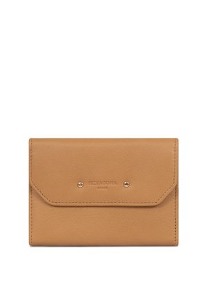 Portfel ze skóry w kolorze jasnobrązowym z klapką w stylu koperty zabezpieczoną dwoma metalowymi ćwiekami, w środku z wybitym napisem „HEXAGONA PARIS”.