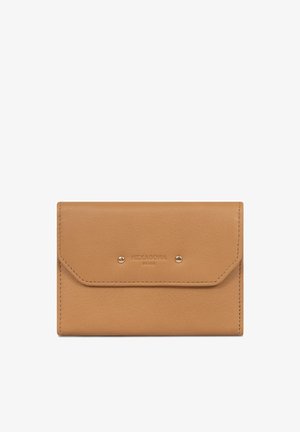 Hellbraune Lederbrieftasche mit Umschlagklappe, die mit zwei Metallnieten gesichert ist, in der Mitte mit "HEXAGONA PARIS" geprägt.