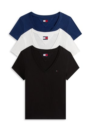 Tre T-shirt Tommy Jeans a maniche corte con scollo a V, impilate nei colori blu navy, bianco e nero, con piccoli loghi del marchio sul colletto e sul petto.