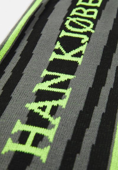 Cachecol de malha com um padrão horizontal em cinza, preto e verde néon, com "HANKJØBEN" exibido em destaque em letras bold costuradas.