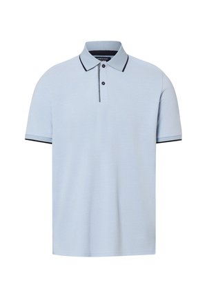 Jasnoniebieska koszulka polo z krótkim rękawem, czarna lamówka na kołnierzu i krawędziach rękawów, dwuklapkowy zapięcie na guziki oraz subtelna faktura tkaniny.