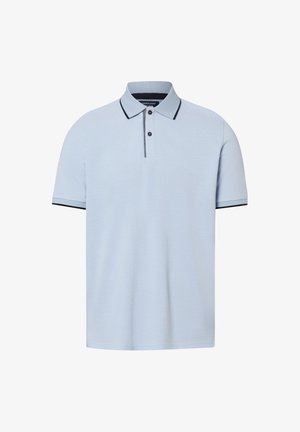 Hellblaues Kurzarm-Poloshirt mit schwarzem Besatz am Kragen und an den Ärmelkanten, zwei Knöpfen am Schlitz und einem dezent strukturierten Stoff.