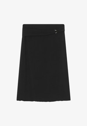 Čierna sukňa po kolená vyrobená z mäkkého materiálu, s širokým pásom a detailom prekrútenia, doplnená malými zlatými kovovými prvkami.