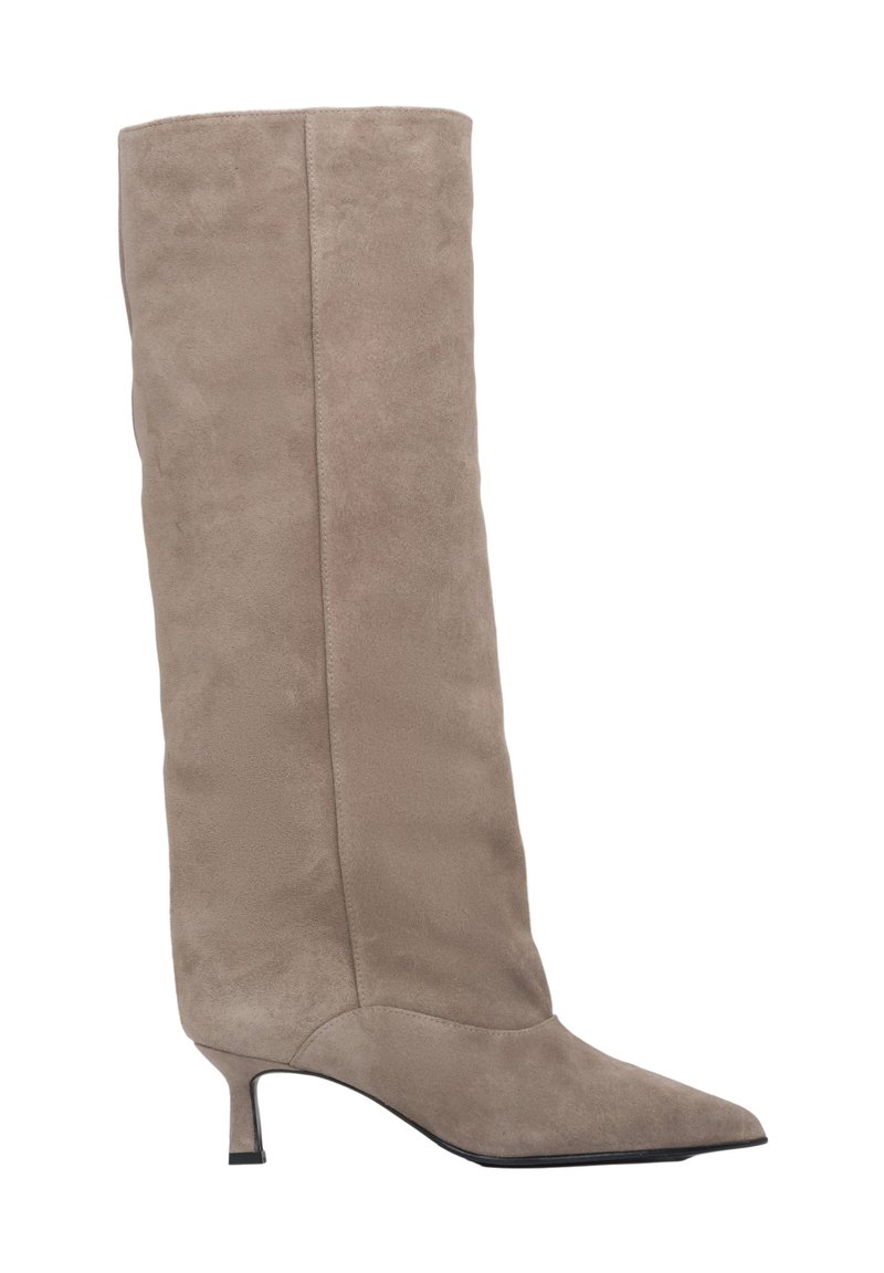 Beige semišové boty po kolena s špičatou špičkou, štíhlým střihem a krátkým jehlovým podpatkem. Hladká textura s bezproblémovým designem.